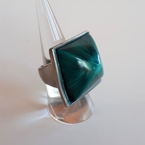 Designer massive silver metal marbled teal blue lucite plastic pyramid top domed ring