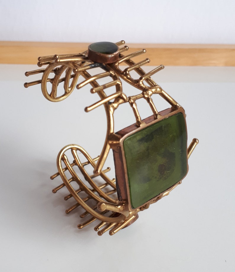 STATEMENT ooak Vintage 70/'s handcrafted artist studio modernist brutalist structural brass cuff bracelet with green resin accent