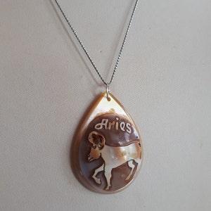 Einzigartige Vintage geschnitzte Widder Sternzeichen Horoskop Symbol MOP Perlmutt Anhänger Halskette 18 k Karat Grandma Kette