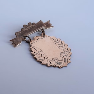 Antike viktorianische handgravierte 14 k Karat Gelbgold auf MessingMedaille Signet Baumeln Brosche Pin Schild Blätter Schnitzerei