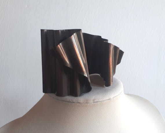 Vintage sculptural antiqued solid copper cuff bra… - image 2