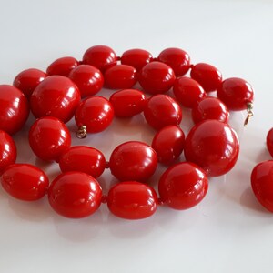 STATEMENT Vintage Retro lebendige rote Lucite Kunststoff Schmuckset Perlen Halskette chunky Ei Perlen und Ohrringe