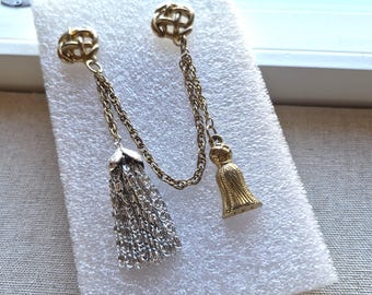 Pin de solapa doble en tono dorado y plateado vintage para suéter o prenda de vestir con borlas.
