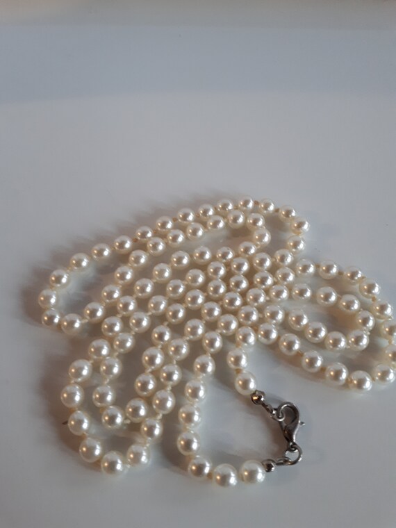 Gorgeous Vintage lustrous white glass faux pearl … - image 5