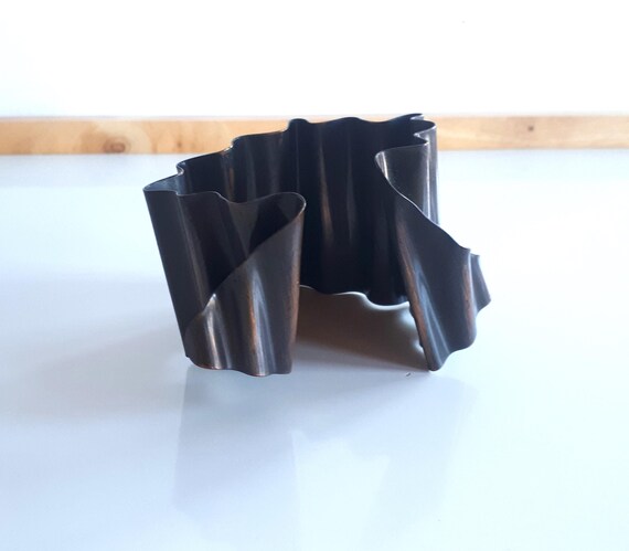 Vintage sculptural antiqued solid copper cuff bra… - image 1