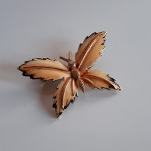 Gran broche de mariposa de esmalte amarillo claro pintado a mano vintage