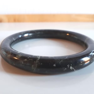 Vintage carved dark green veined moss agate gemstone tube bangle bracelet small size