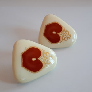 Brincos grandes de porcelana creme vintage com design floral étnico em ouro vermelho