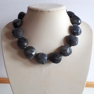 Chunky vintage Retro marbled gray black white plastic resin beaded choker necklace irregular beads zdjęcie 2