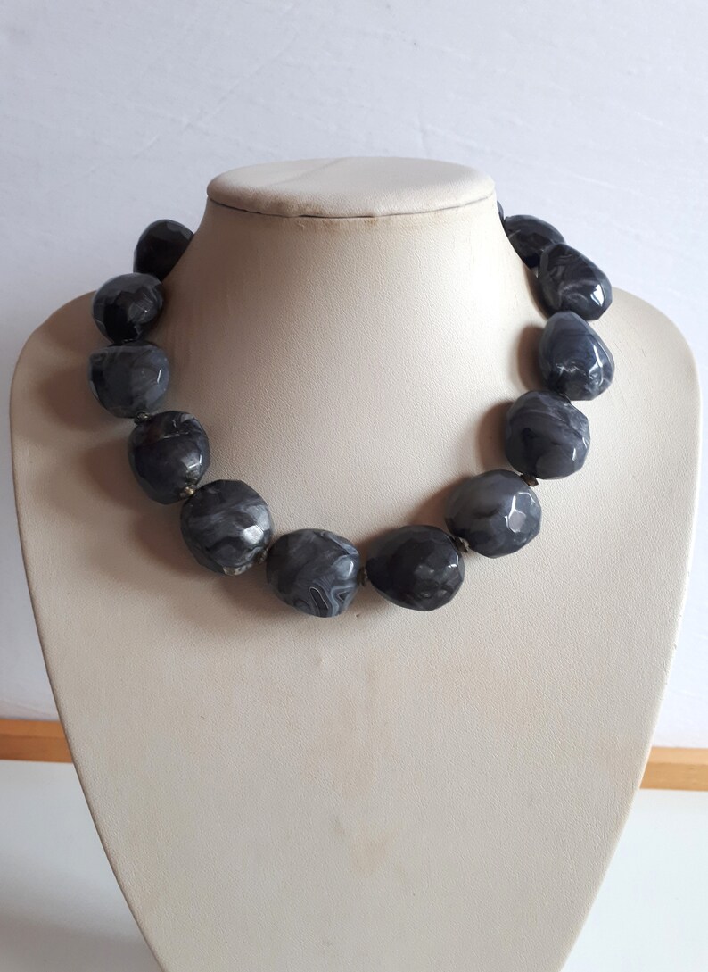 Chunky vintage Retro marbled gray black white plastic resin beaded choker necklace irregular beads zdjęcie 2