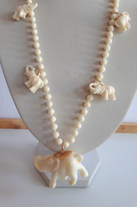 Vintage molded roses cream plastic beaded necklace