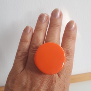 Massiver orange Korallen Lucite Kunststoffring mit flachrunder Oberseite Gr. 7 RUNWAY