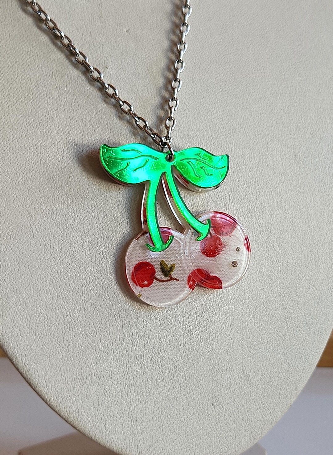 Collier Court Vintage En Composite Rouge Cerise - Marque Claire's - Occasion