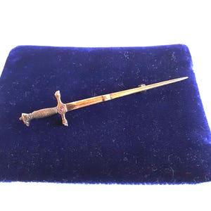grote Vintage gold wash sterlingzilver 925 ingelegde robijnrode edelsteen figuratieve zwaardbrochespeld