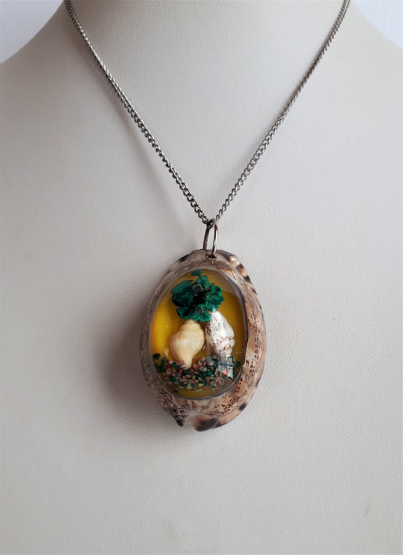 Big Vintage 50/'s underwater landscape molded clear lucite plastic embedded shell cowrie shell pendant necklace