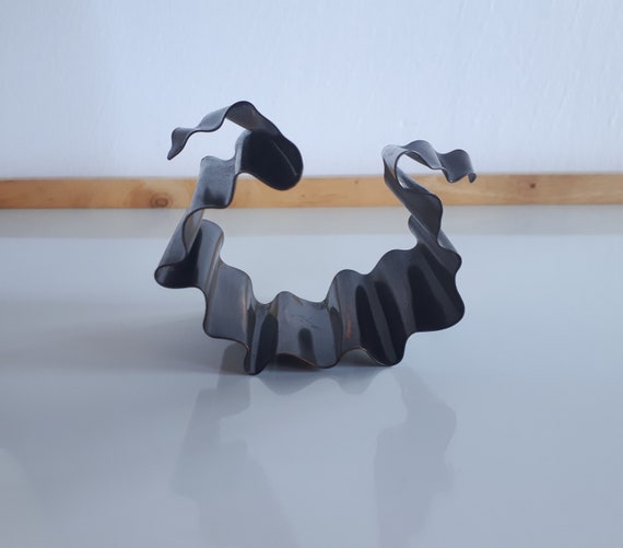 Vintage sculptural antiqued solid copper cuff bra… - image 5