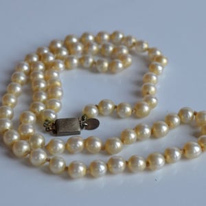Vintage LES BERNARD USA signed art deco classic glass pearl beaded hand knotted necklace gold plated sterling silver clasp