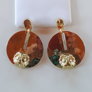 DECLARACIÓN Vintage Designer inusual oro metal gran colgante colgante pendientes perforados con 3 flores y acento de perla falsa
