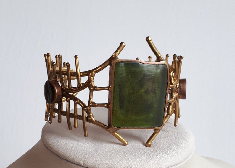 STATEMENT ooak Vintage 70/'s handcrafted artist studio modernist brutalist structural brass cuff bracelet with green resin accent