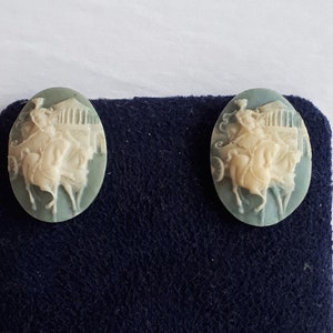 inusual Vintage azul crema alto relieve plástico dama en un carruaje tirado por caballos aretes cameo