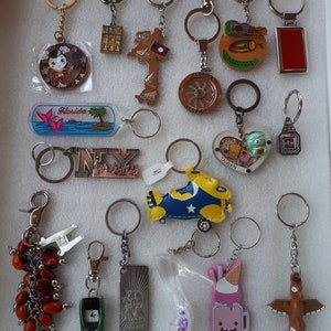 Llavero vintage, llavero, amuleto para bolso, recuerdo de viaje, zapato, oso, tótem de llama nativa, ropa de geisha o proyectos de manualidades de su elección