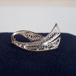 Elegante pin de broche de cinta curva de filigrana de plata vintage europeo 835