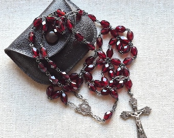 Rosario antiguo de plata de ley con cristales de granate rojo de la Virgen María, con bolsita.