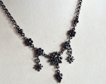 Delikatny, czarny naszyjnik typu choker z kryształkami, zawieszki w kształcie kwiatów, styl wiktoriański