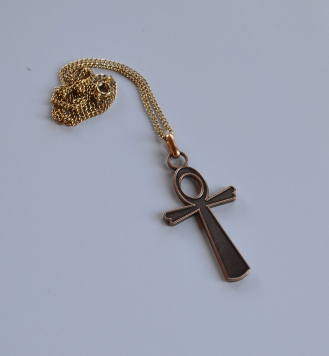 Collier Ancien Vintage Pendentif Osiris Ankh - Provenance Paris, France - Métal Argenté, Occasion Porté.