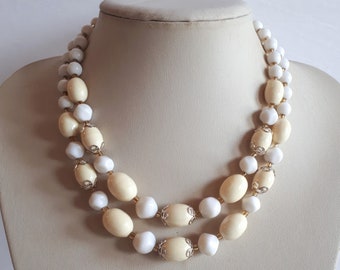 Vintage 50s white and cream lucite plastic 2 rows graduated beaded necklace