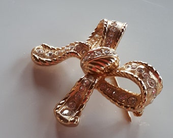 Vintage CHRISTIAN DIOR signed Couture gold metal diamanté pave rhinestones bow ribbon brooch pin designer