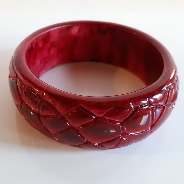 Massive swirl fuchsia pink and burgundy resin plastic domed bangle bracelet with crocodile skin stamped design