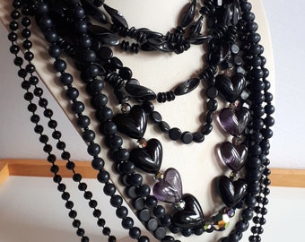 Lot de colliers gothiques BOHO noirs à porter ou pour un projet de création de bijoux fabriqués principalement en plastique
