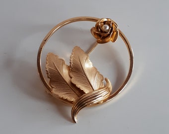 Vintage textured gold colored metal  flower and 3 leaves faux pearl circle brooch pin