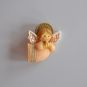 dolce spilla vintage HALLMARK CARDS firmata in plastica dipinta da bambina con angelo di Natale