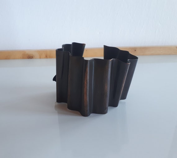 Vintage sculptural antiqued solid copper cuff bra… - image 4