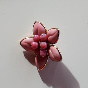 Superb Vintage pink poured pate de verre gripoix glass flower brooch pin with gold frame on the petals
