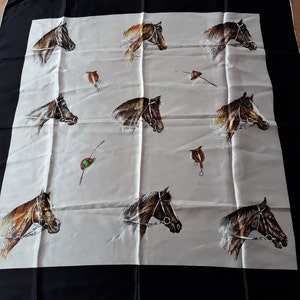 écharpe en soie crème de créateur vintage de haute qualité imprimé équestre de chevaux à bordure noire