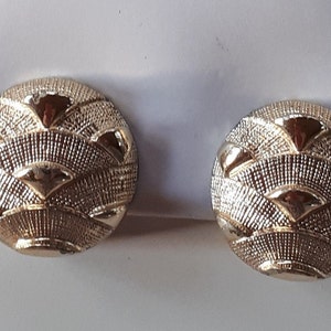 Pendientes grandes vintage de los años 50 con botón abovedado de metal dorado y motivo de escamas de pez firmados por CORO
