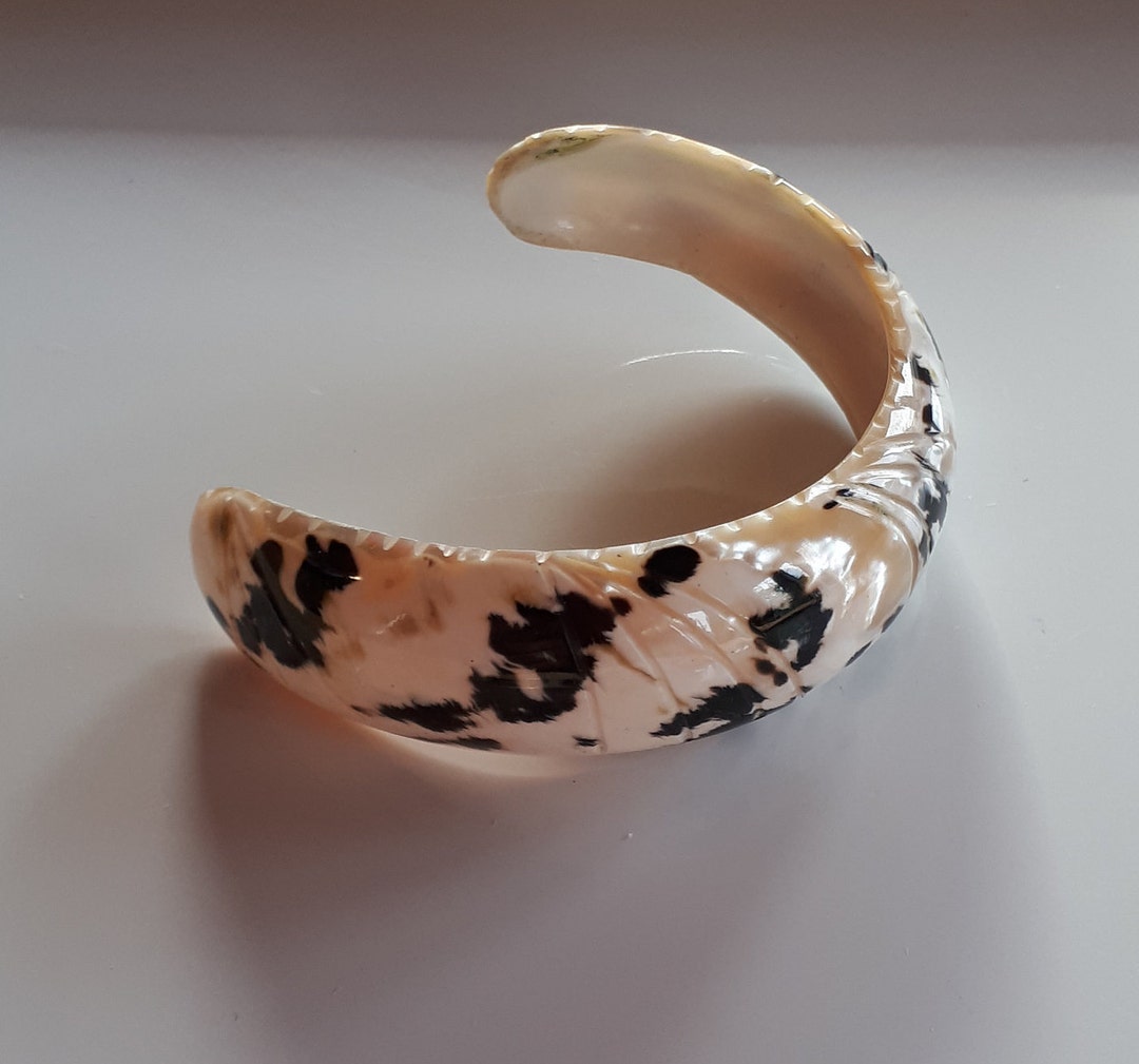 Shell Cuff Vintage Carved and Etched Shell Cuff Bracelet Made of a Sole Big Shell ...
