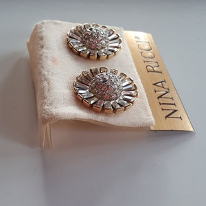 NOS originale card NINA RICCI designer firmato Couture metallo oro diamanti pavé baguette strass fiore clip orecchini