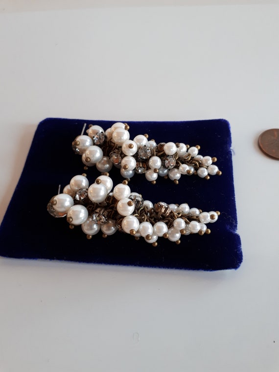 STATEMENT Vintage cascading grape beaded white fa… - image 2