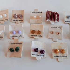 Vintage Deadstock Lot 15 Paare kleine Ohrstecker auf Original-Karte Metall Kunststoff für Verschleiß oder Handwerk Schmuck machen