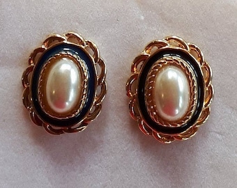 Vintage DESIGNER Couture classy faux pearl cabochon blue enamel gold chain frame oval earrings