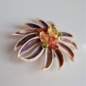Big WWII era flower shell brooch pin Vintage 40&#39;s