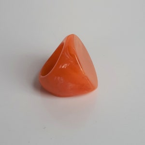 Marmurkowy pomarańczowy karmelowy pierścień z pleksiglasu, masywny, gruby plastikowy płaski okrągły pierścień STATEMENT w rozmiarze 7