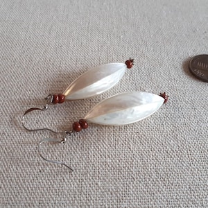 Pendientes colgantes largos de concha de nácar natural vintage con elemento de gota