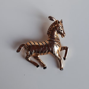 Vintage textured gold metal dimensional figural animal race Horse with red rhinestone eyes brooch pin