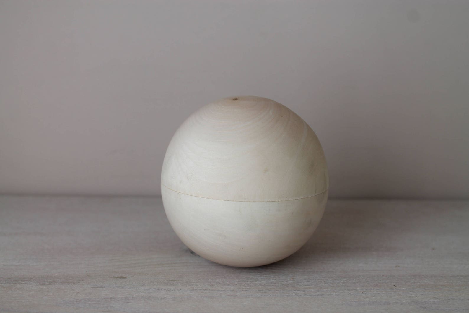 Деревянный мяч. Круглый деревянный шар. Деревянный шарик объемом. Деревянный шарик заготовка. Деревянные шары на елку.