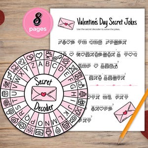 以下が含まれることがあります： バレンタインデーをテーマにしたアクティビティセット。秘密のデコーダーホイールと、解くジョークが書かれたシートが含まれています。セットには、文字と記号が書かれたピンクの円、鉛筆、数字の8が書かれたピンクの円が含まれています。